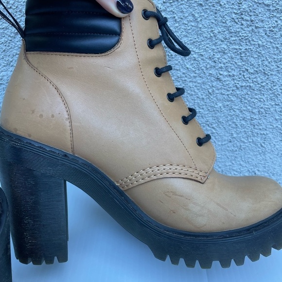 RARE Dr. Martens Tan Persephone 6 Eye Heeled Ankle Boots - Picture 7 of 13